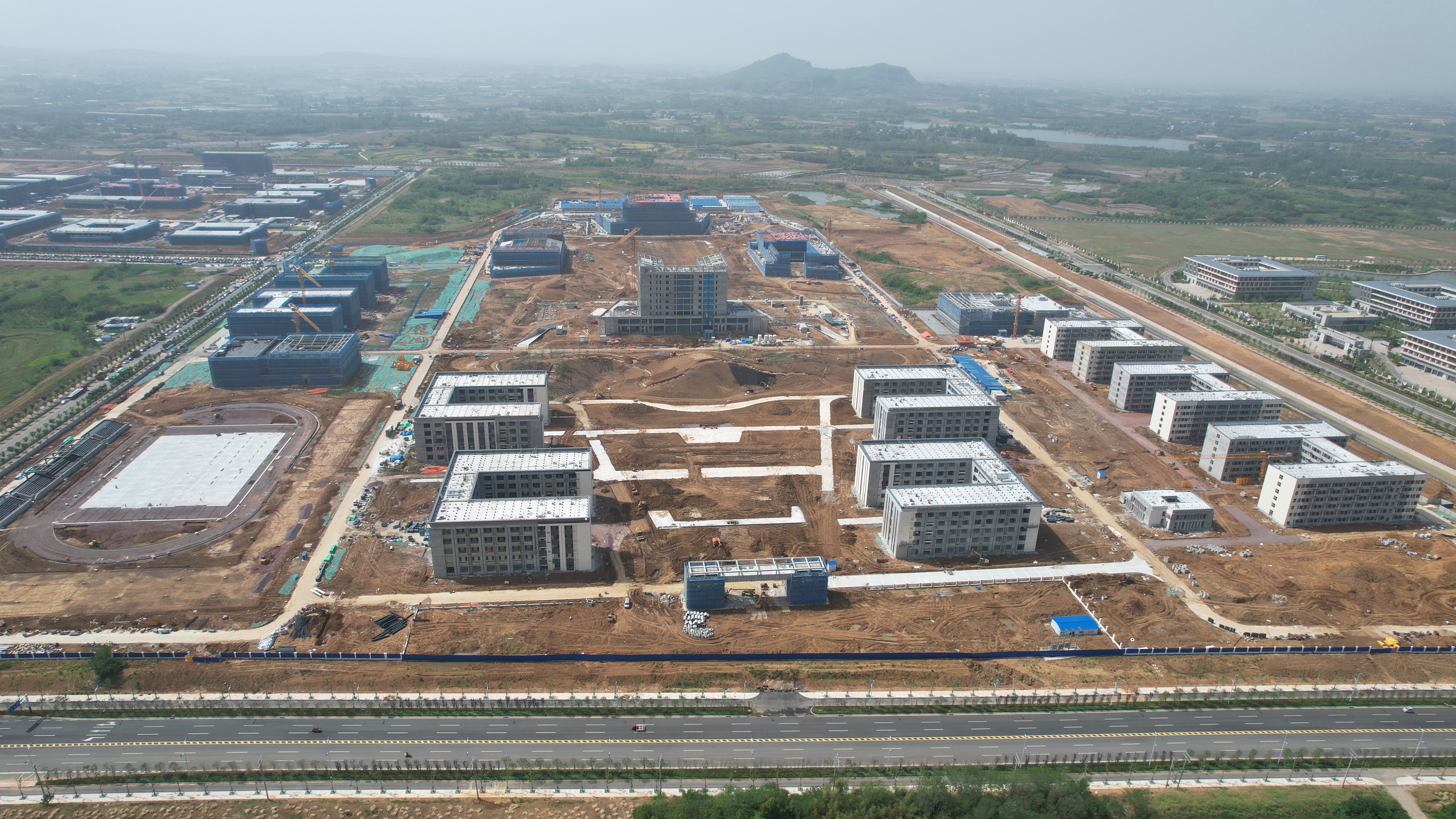 新校区建设指挥部办公室全力保障“五一”期间新校区建设工作平稳有序进行