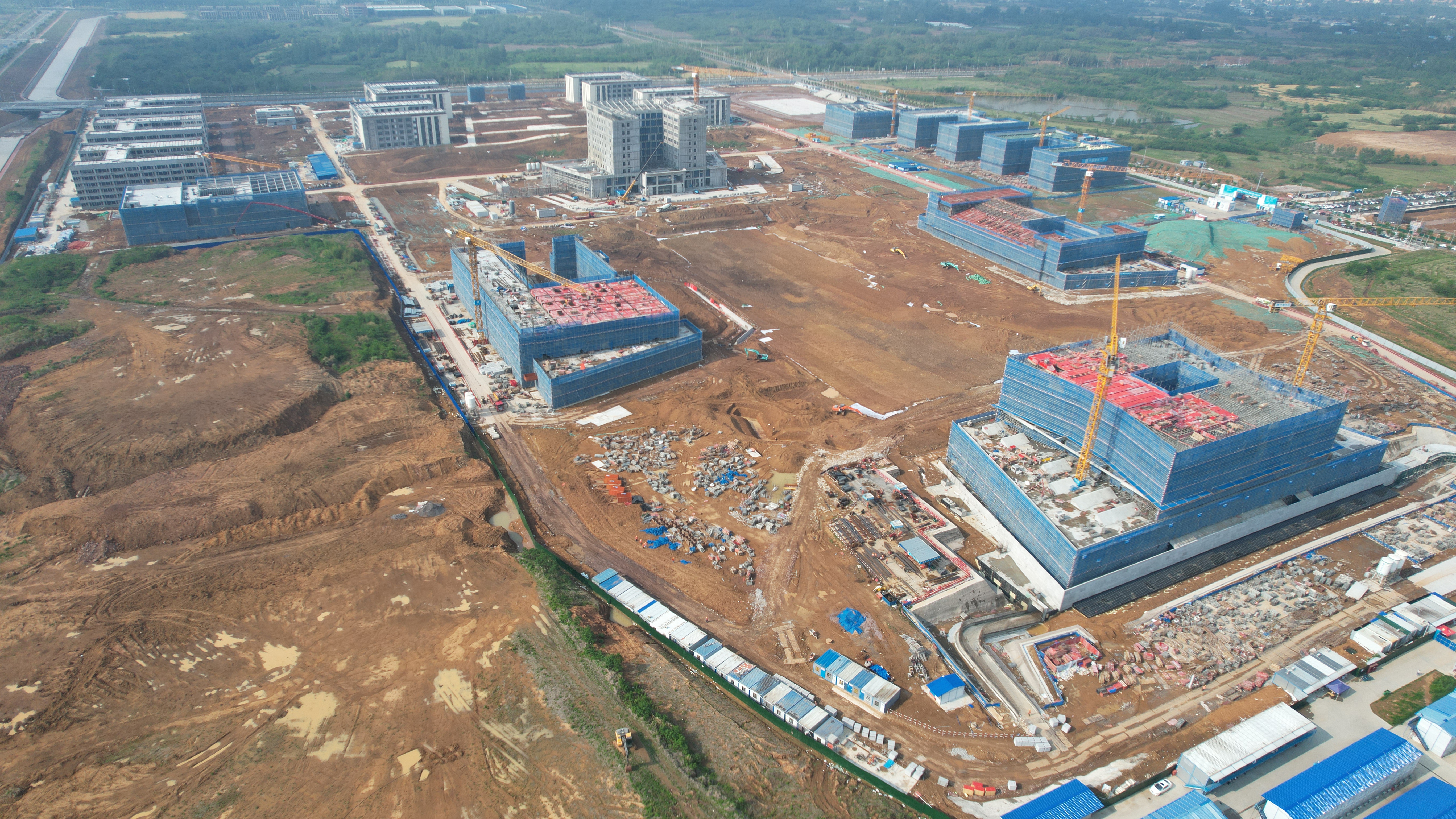 新校区建设指挥部办公室全力保障“五一”期间新校区建设工作平稳有序进行